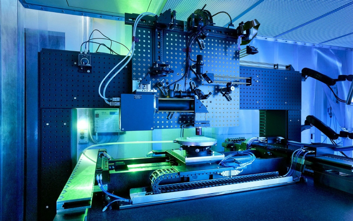 Auf einer solchen SLE-Anlage des assoziierten Projektpartners LightFab GmbH konnte das Team des Fraunhofer ILT das Packaging-Modul in der erforderlichen Präzision fertigen. - © Fraunhofer ILT, Aachen / Ralf Baumgarten