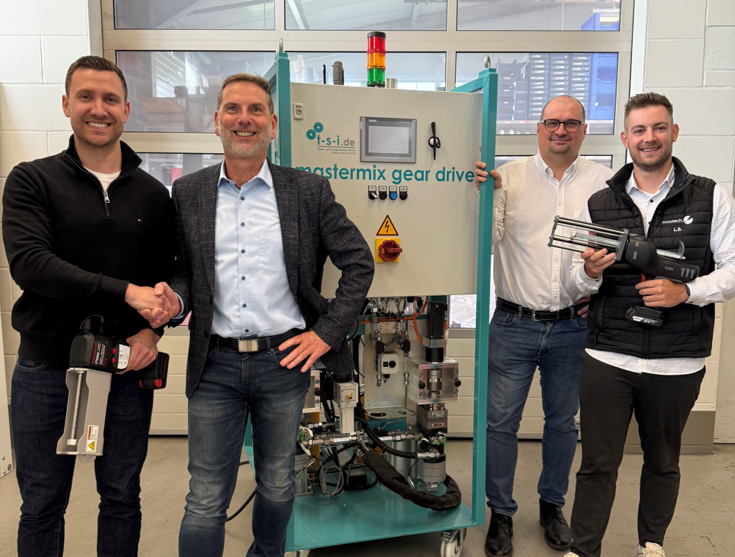 V.l.n.r.: Kevin Schwartz (t-s-i.de), Joachim Rapp (Innotech), Joachim Hüll (t-s-i.de) und Luca Süß (Innotech) setzen mit der neuen Kooperation ein klares Zeichen für die Zukunft der Klebtechnik. - © Innotech Marketing und Konfektion Rot GmbH