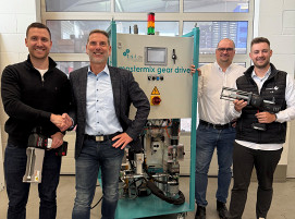 V.l.n.r.: Kevin Schwartz (t-s-i.de), Joachim Rapp (Innotech), Joachim Hüll (t-s-i.de) und Luca Süß (Innotech) setzen mit der neuen Kooperation ein klares Zeichen für die Zukunft der Klebtechnik.