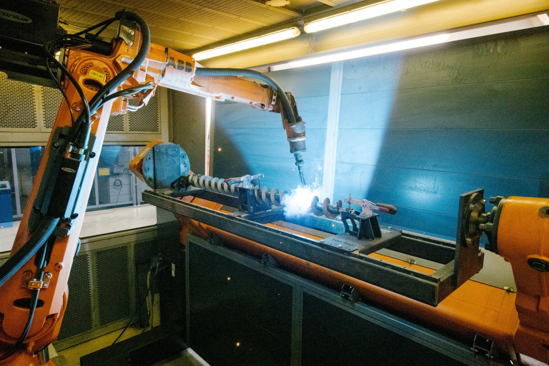 Hightech-MAG-Schweißen von Förderschnecken mittels Roboter und Wendepositionierer - © Fronius International GmbH