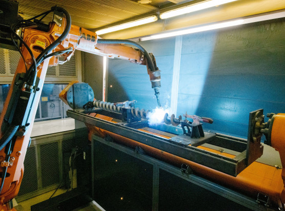 Hightech-MAG-Schweißen von Förderschnecken mittels Roboter und Wendepositionierer