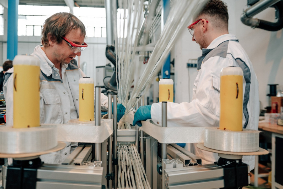 Pultrusion: lange, leichte und zugleich hochfeste Faserverbundprofile. - © Fraunhofer IWU