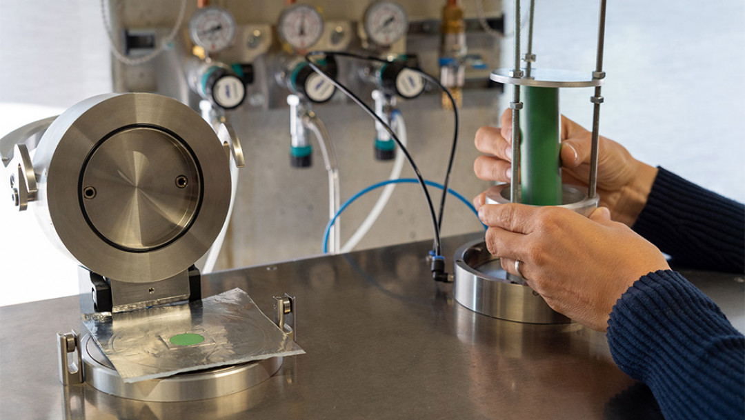 Measurement system for the rapid helium test, enabling the determination of gas permeability using helium on both flat samples (left) and pipe sections (right). - ©  SKZ - Das Kunststoff-Zentrum / The Plastics Centre
