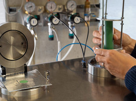 Measurement system for the rapid helium test, enabling the determination of gas permeability using helium on both flat samples (left) and pipe sections (right).