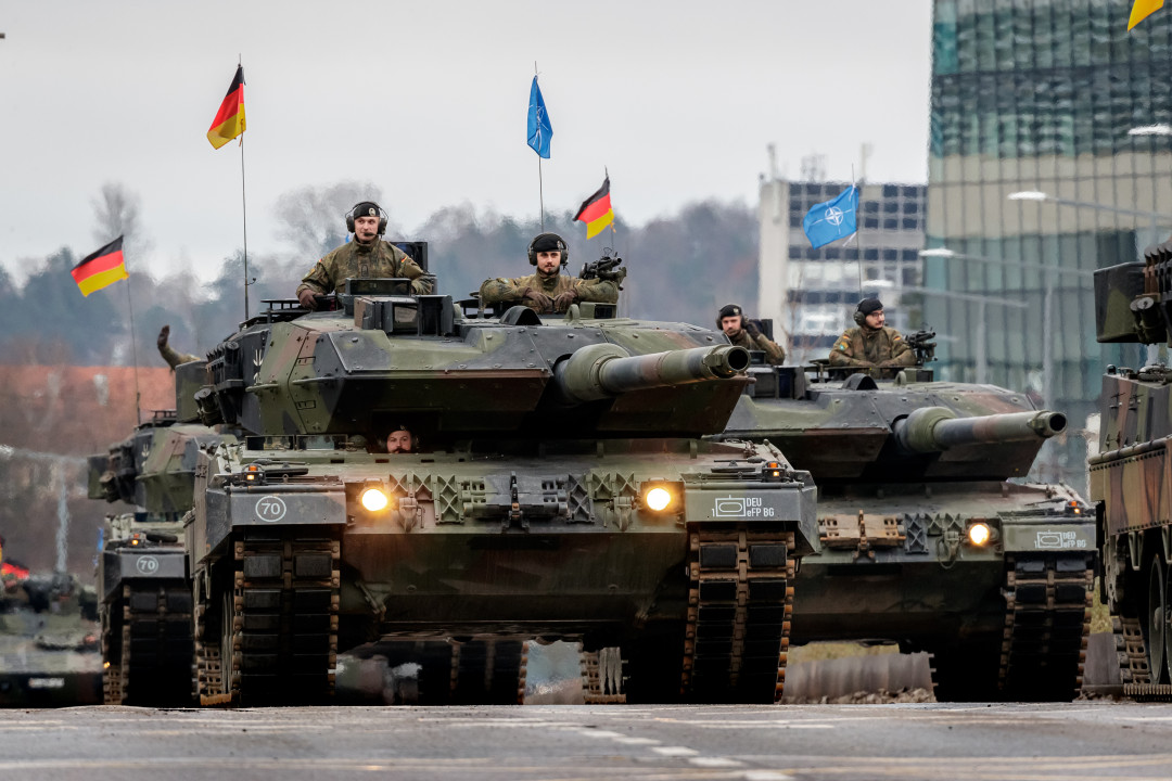 Die weltweit steigende Nachfrage nach militärischen  Fahrzeugen, Waffensystemen und Technologien bringt für die  Rüstungsindustrie und ihre Zulieferer zunehmend komplexe  und vielfältige Aufgaben mit sich. - © Bundeswehr/Marco Dorow