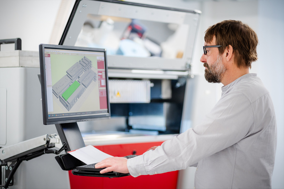 Ingo Reinhold während der Arbeit an einem CAD-Modell - © Saskia Pramor/HTWK Leipzig