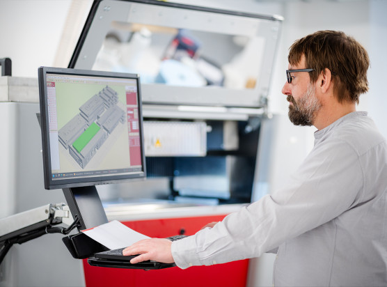 Ingo Reinhold während der Arbeit an einem CAD-Modell