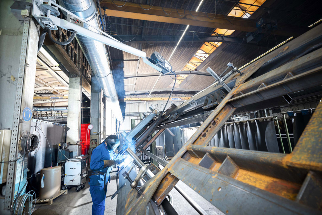 Hüffermann stellt die gesamte Schweißfertigung im Stahlbau auf Produkte von EWM um: Schweißgeräte, innovativer forceArc puls-Prozess, Brenner und Drahtzuführung. Die Fassanbindung reduziert die Wechselzeiten für den Drahtwechsel um mindestens fünf Stunden pro Monat. - © EWM