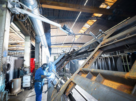 Hüffermann stellt die gesamte Schweißfertigung im Stahlbau auf Produkte von EWM um: Schweißgeräte, innovativer forceArc puls-Prozess, Brenner und Drahtzuführung. Die Fassanbindung reduziert die Wechselzeiten für den Drahtwechsel um mindestens fünf Stunden pro Monat.