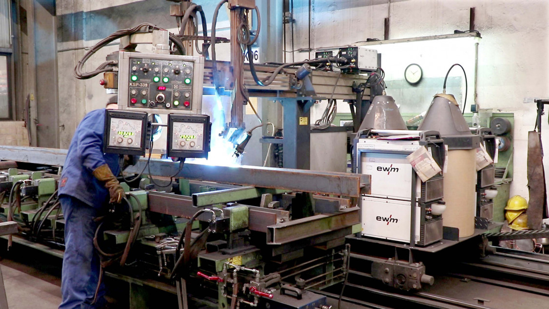 Retrofit der Vorfertigung: Der Maschinenbau der Anlage wurde übernommen und mit EWM-Produkten – je zwei Schweiß- und Drahtvorschubgeräten, Fernstellern und AMT-Automatenbrennern – auf den neuesten Stand gebracht. - © EWM