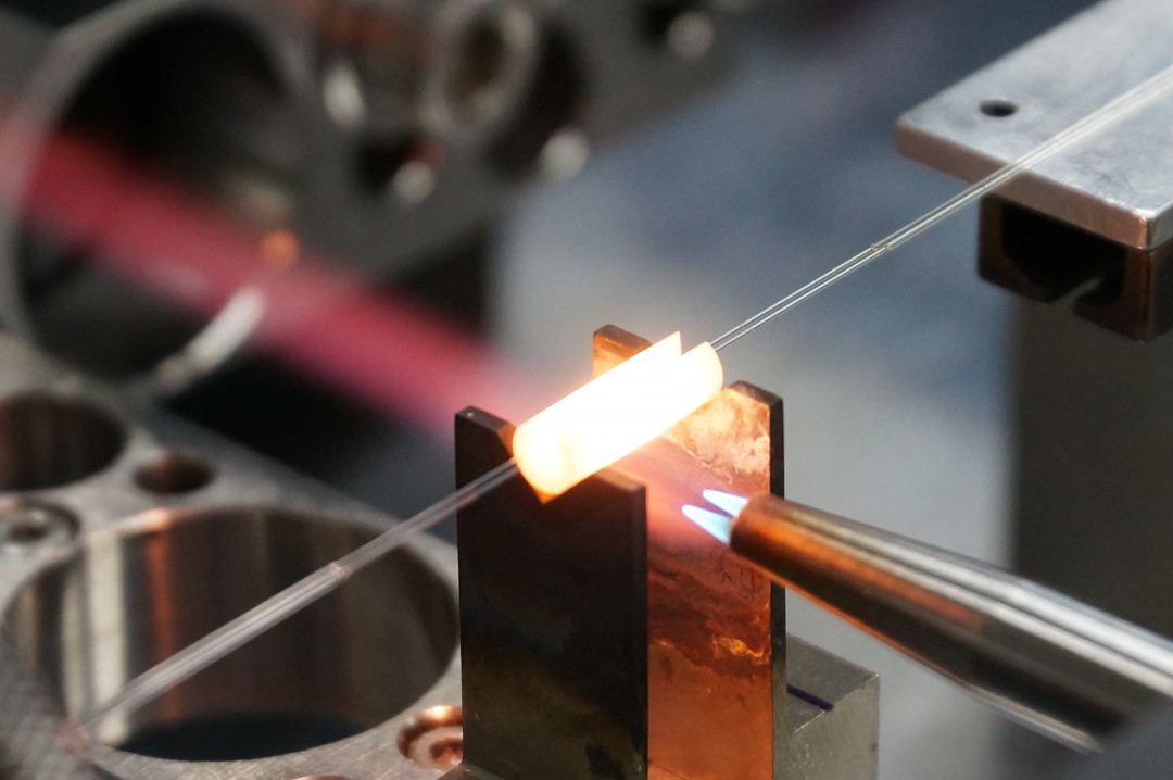 Faseroptische Komponenten basierend auf Spezialfasern, wie so genannten Triple-Clad-Fasern, ermöglichen die Herstellung optimierter Lasersysteme für den Wellenlängenbereich von 2 µm. - © LZH