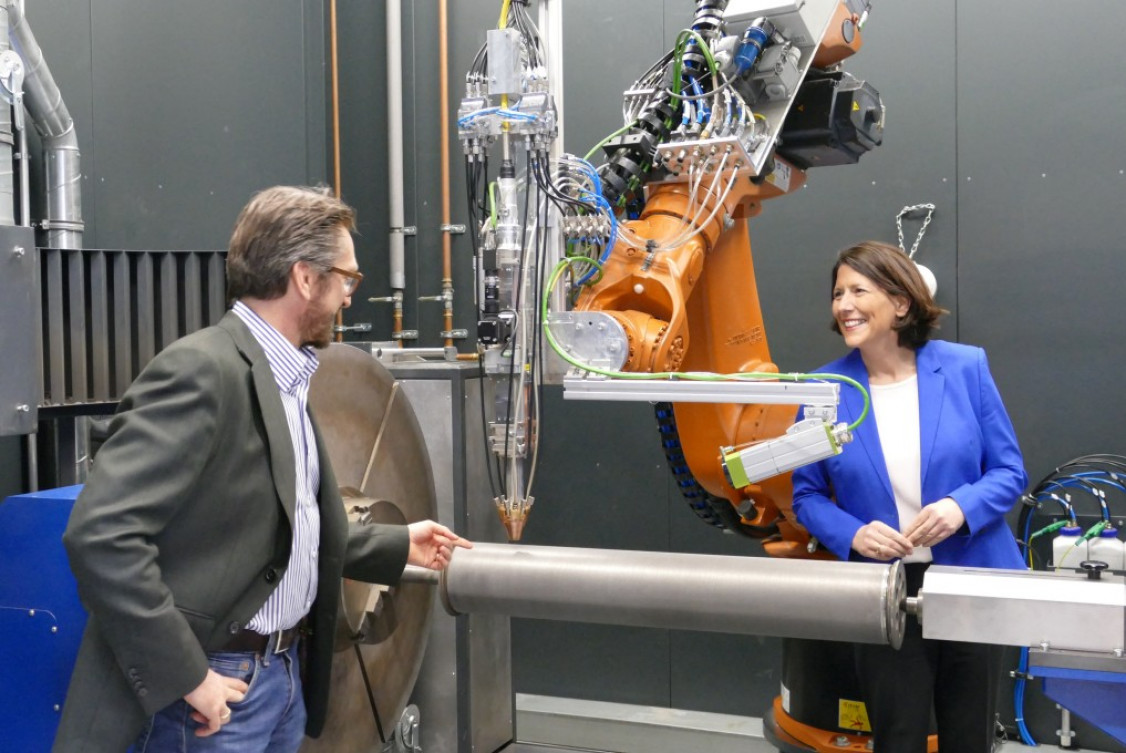 Wirtschaftsministerin Daniela Schmitt informierte sich bei Konstantin von Niessen über den wachsenden Unternehmensbereich Forschung und Entwicklung. - © GTV Verschleißschutz GmbH