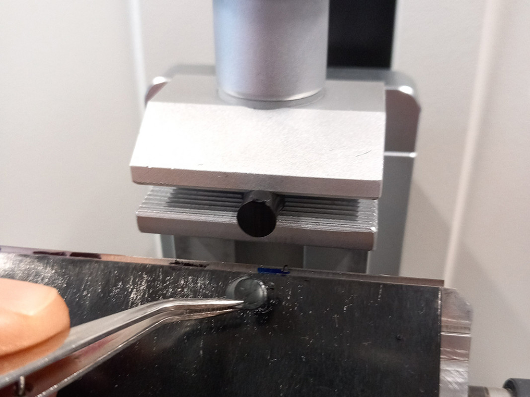 Probenvorbereitung für ortsaufgelöste OIT-Messungen mittels Rotationsmikrotom. - ©  Daniel Hautsch, SKZ