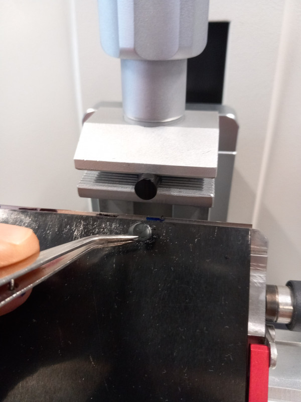 Probenvorbereitung für ortsaufgelöste OIT-Messungen mittels Rotationsmikrotom. - ©  Daniel Hautsch, SKZ
