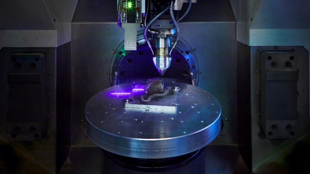 Das Extreme Hochgeschwindigkeits-Laserstrahlauftragschweißen (EHLA) ermöglicht den additi-ven Aufbau funktionaler Oberflächen mit hoher Präzision und Geschwindigkeit. So lassen sich Bauteile effizient beschichten, reparieren oder endkonturnah fertigen. - © Fraunhofer ILT, Aachen