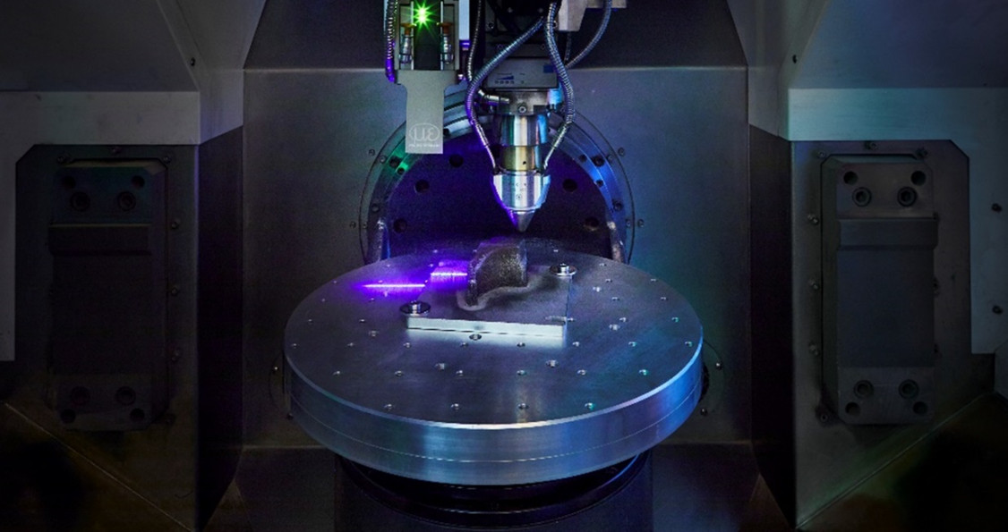 Das Extreme Hochgeschwindigkeits-Laserstrahlauftragschweißen (EHLA) ermöglicht den additi-ven Aufbau funktionaler Oberflächen mit hoher Präzision und Geschwindigkeit. So lassen sich Bauteile effizient beschichten, reparieren oder endkonturnah fertigen. - © Fraunhofer ILT, Aachen