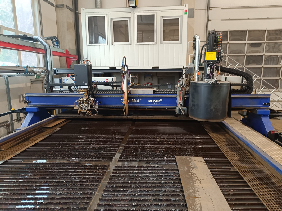 Multifunktionale Bearbeitungsplattform für Kremsmüller: Die OmniMat ist für große Arbeitsbereiche und anspruchsvolle Anwendungen in der Metallverarbeitung ausgelegt. - © Messer Cutting Systems