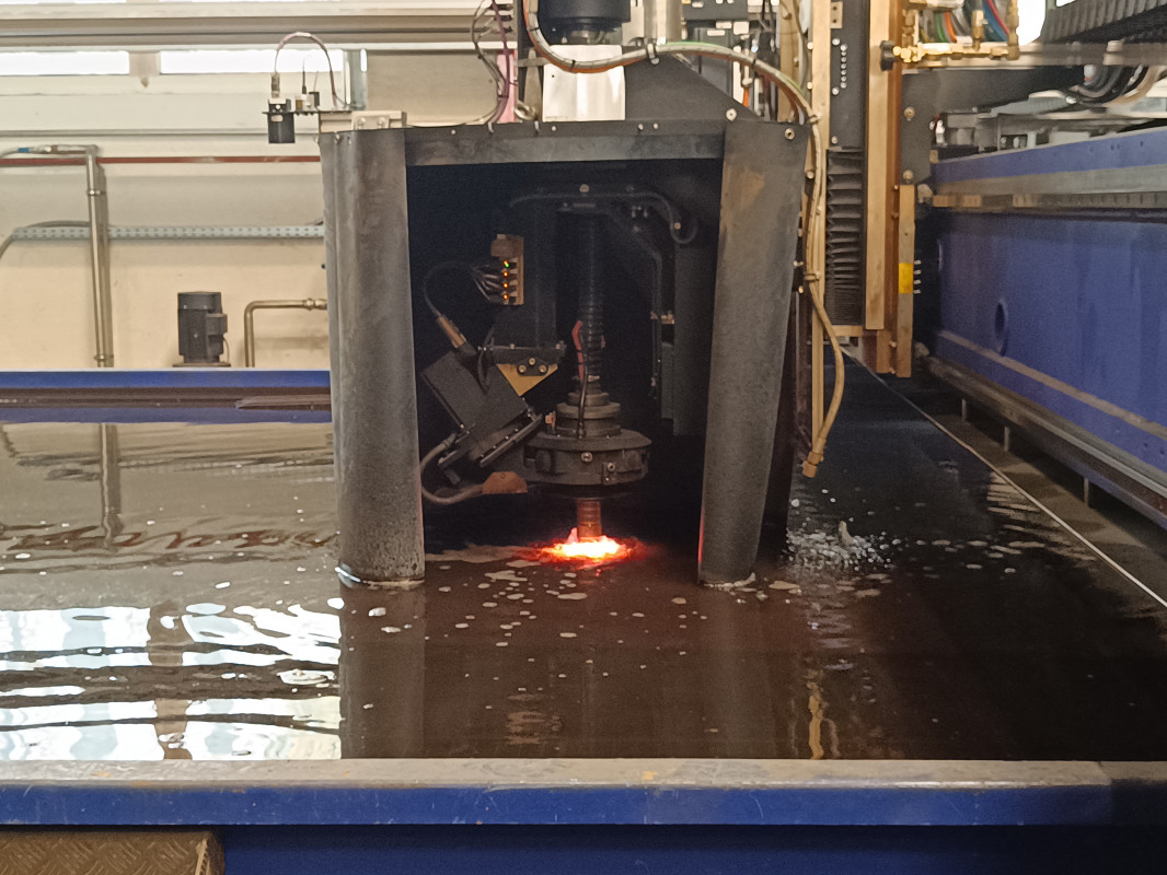 Das unendlich drehbares Plasma-Fasenaggregat Skew Rotator Infinity sorgt für präzise Fasenschnitte Unterwasser und ermöglicht eine effiziente Behälterbodenbearbeitung. - © Messer Cutting Systems