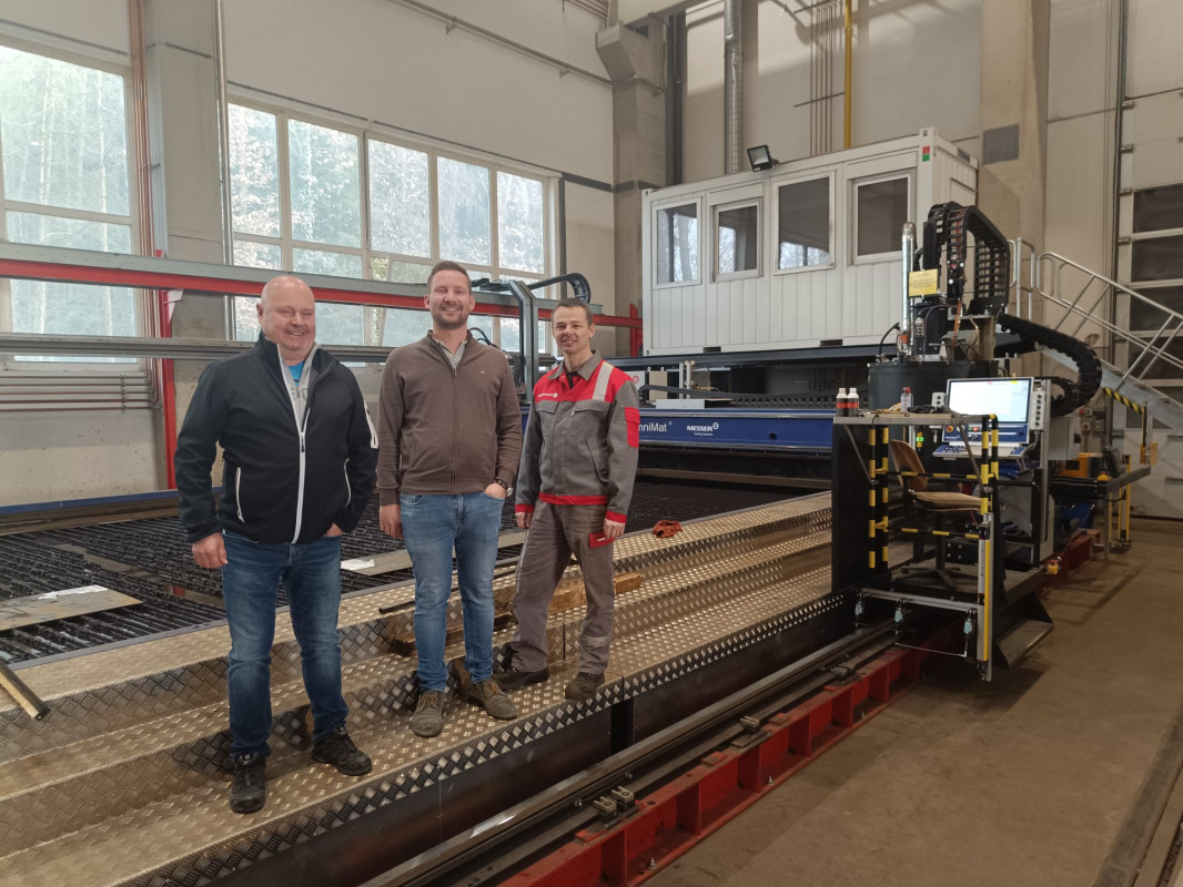 „Wir bei Kremsmüller sehen die Anlage als echten Technologiesprung“, resümieren Rainhard Stockinger, Technischer Einkauf, Hannes Gattermayer, Fertigungsleitung, und Karlheinz Riedl, Arbeitsvorbereitung (v. l.). - © Messer Cutting Systems