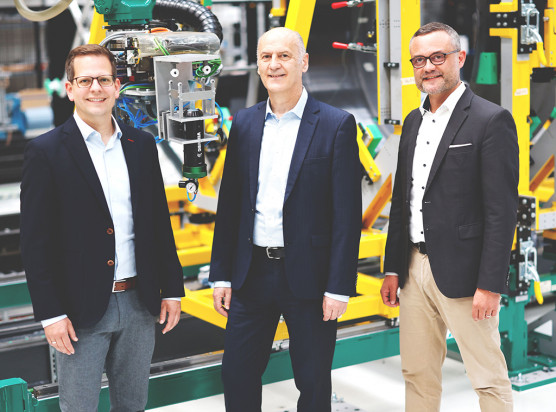 Neue Doppelspitze für Automatisierung und Produktionstechnik: Christian Böhlmann (links) und Dr.-Ing. Simon Kothe (rechts) übernehmen die Leitung des Fraunhofer IFAM in Stade von Dr. Dirk Niermann (Mitte).