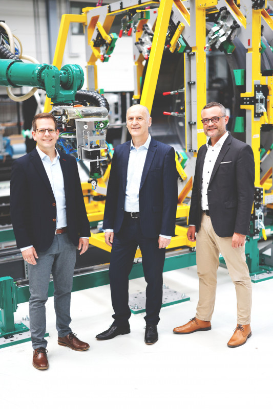 Neue Doppelspitze für Automatisierung und Produktionstechnik: Christian Böhlmann (links) und Dr.-Ing. Simon Kothe (rechts) übernehmen die Leitung des Fraunhofer IFAM in Stade von Dr. Dirk Niermann (Mitte). - © Fraunhofer IFAM