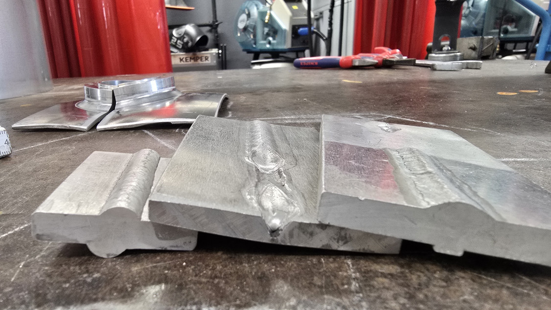 Aluminiumproben aus dem SchweisserCampus zeigen unterschiedliche Schweißstrategien bei identischen Materialstärken. Durch angepasste Schutzgase und Prozessparameter lassen sich Arbeitsgänge reduzieren sowie Porosität und Nacharbeit minimieren. - © Air Liquide