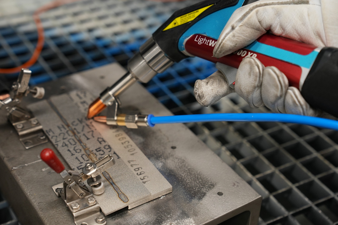 Im SchweisserCampus untersucht das Team Hand-Laserstrahlprozesse unter realen Bedingungen. Neben der eigentlichen Schweißaufgabe stehen dabei insbesondere Prozessstabilität, Schutzgasführung und Arbeitssicherheit im Mittelpunkt. - © Air Liquide