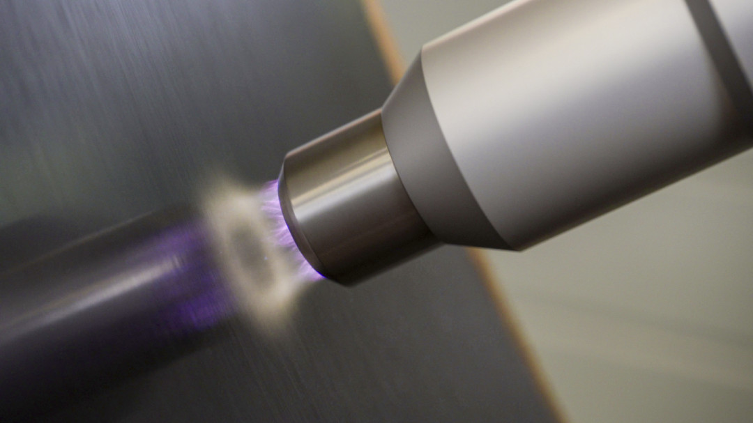 „HYTANK“ – Kontaktfreie Atmosphärendruck-Plasma-Vorbehandlung einer CFK-Oberfläche. - © Fraunhofer IFAM