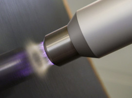 „HYTANK“ – Kontaktfreie Atmosphärendruck-Plasma-Vorbehandlung einer CFK-Oberfläche.