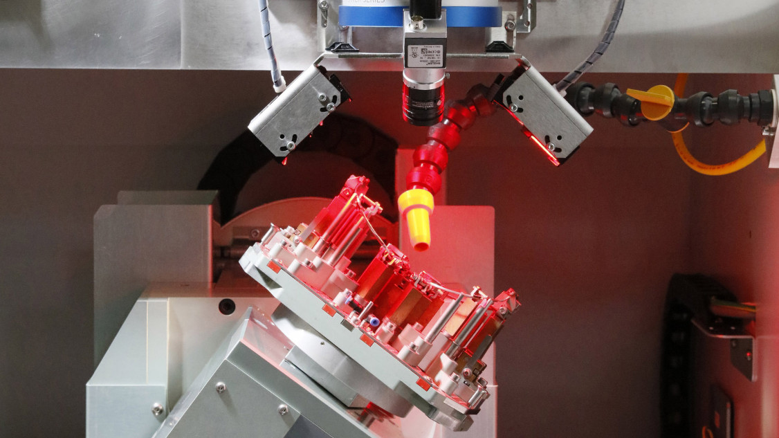 Ein neuartiges Laser-CNC-Bearbeitungszentrum zum 3D-Lasermikroschweißen hat Schüssler Technik entwickelt. Durch hochgenaue Achsbewegungen lassen sich filigrane Bauteile in unterschiedlichsten Positionen (5+2-Achs) mühelos fügen. - © Schüssler Technik GmbH