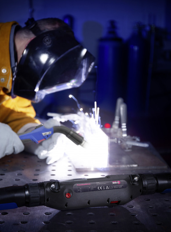 FreedomDrive during welding with an xFume Pro 501 extraction torch - © Alexander Binzel Schweisstechnik GmbH & Co. KG