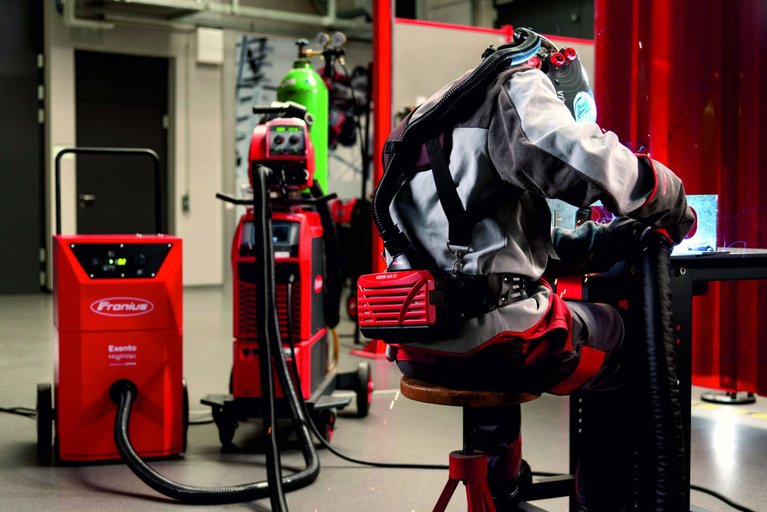 MAG-Schweißen mit Schweißerschutzhelm Fronius Vizor Air/3X Connect - © Fronius International GmbH