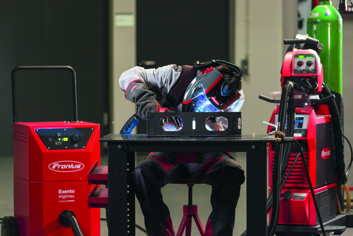 MAG-Schweißen mit Absaugbrenner MTW 500i und Exento-HighVac-Absaugung, beide Fronius, Schweißerschutzhelm Fronius Vizor Air/3X Connect - © Fronius International GmbH