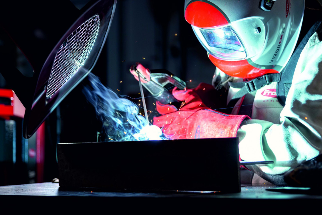 Elektrodenschweißen mit der Exento-LowVac-Absaugung - © Fronius International GmbH