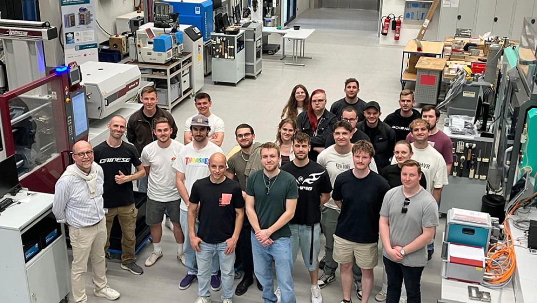 Angehende Technikerinnen und Techniker der Franz-Oberthür-Schule besuchen im Rahmen einer Exkursion das Spritzgusstechnikum des SKZ - © Mathias Ruckdeschel, SKZ