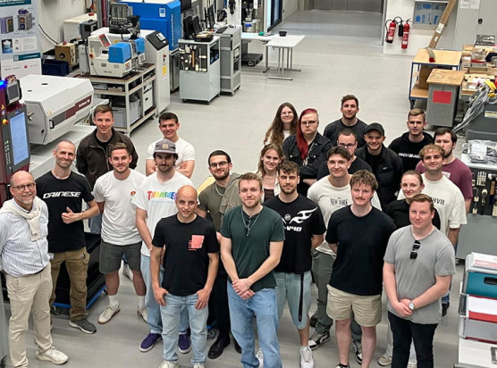 Angehende Technikerinnen und Techniker der Franz-Oberthür-Schule besuchen im Rahmen einer Exkursion das Spritzgusstechnikum des SKZ