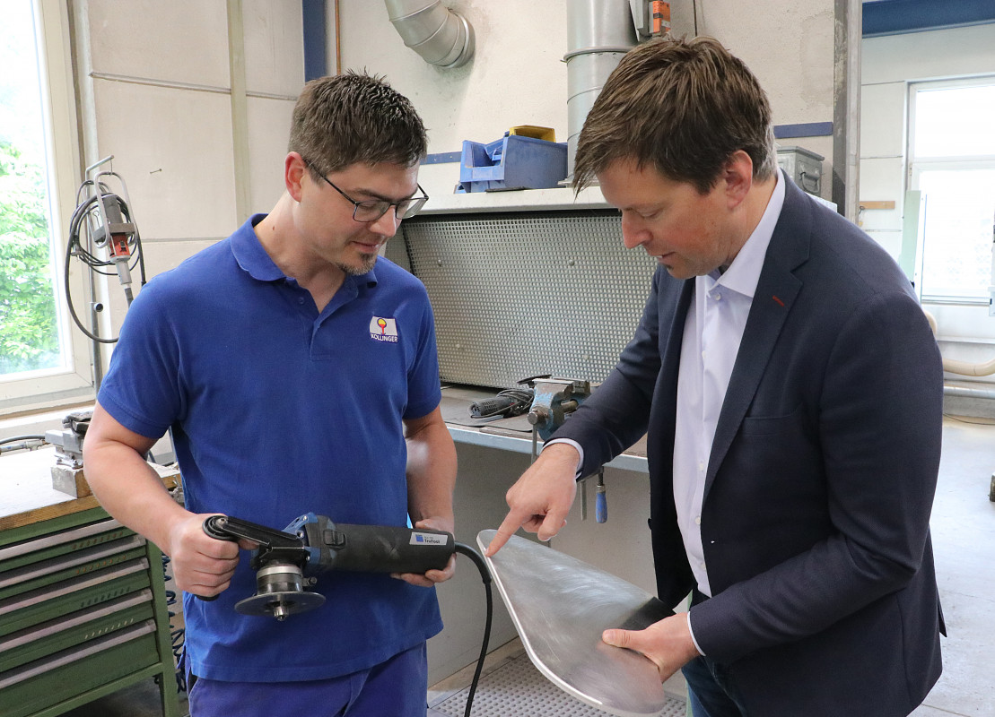 Markus Kollinger (links), Geschäftsführer der gleichnamigen Firma und Philipp Herwerth, Vertriebsleiter Deutschland für Elektrowerkzeuge bei Trumpf - © Trumpf