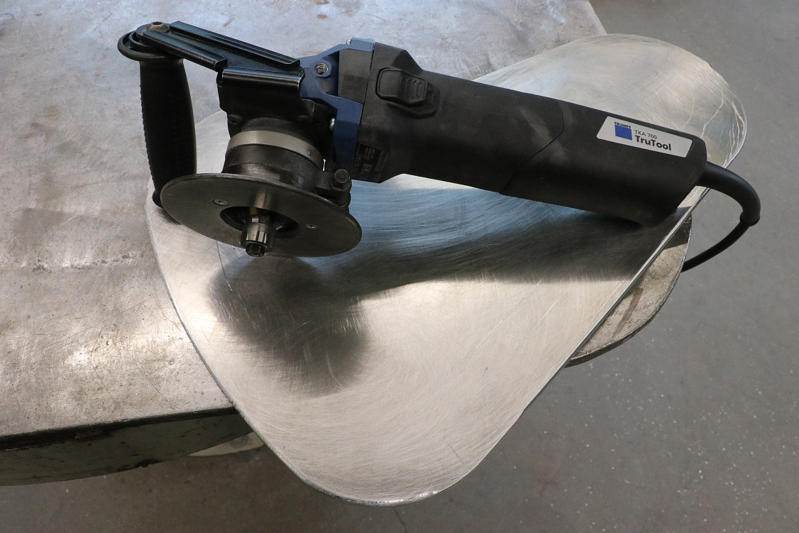 Mit dem Kantenfräser TruTool TKA 700 lassen sich im Handumdrehen  saubere Verrundungen erzeugen. - © Trumpf
