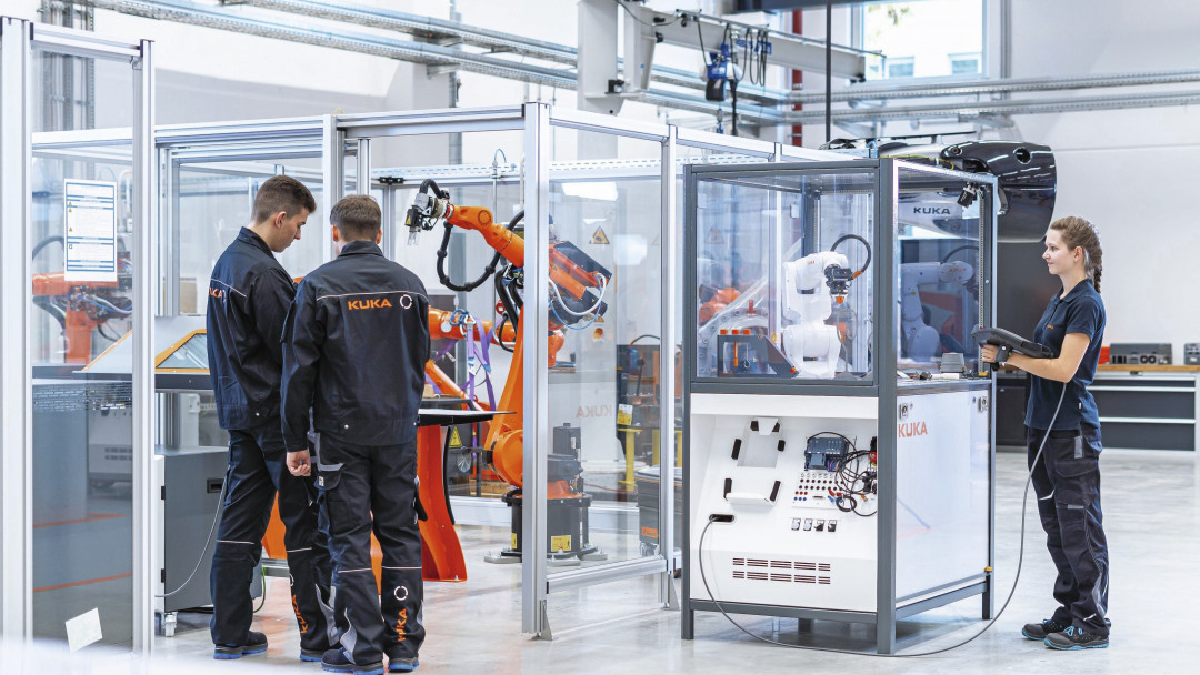 Schulen und Hochschulen erhalten ein Gesamtkonzept, das den Einstieg in die industrielle Automatisierung vereinfacht. - © KUKA
