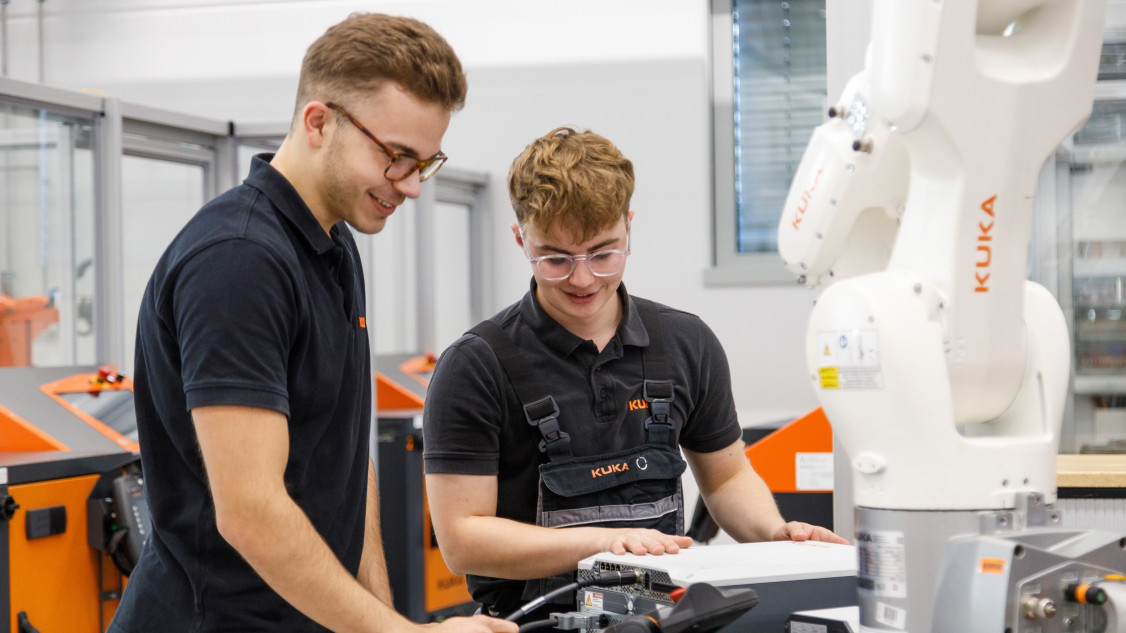 Die Anwendungen orientieren sich an realen Industrieprozessen. - © KUKA