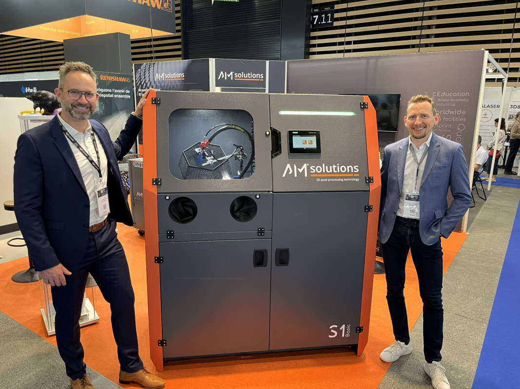 Auf der 3D Print in Lyon präsentierte AM Solutions erstmals die S1 Basic. Links im Bild: David Soldan, Head of AM Solutions. - © Rösler Oberflächentechnik GmbH