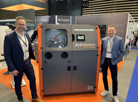 Auf der 3D Print in Lyon präsentierte AM Solutions erstmals die S1 Basic. Links im Bild: David Soldan, Head of AM Solutions.