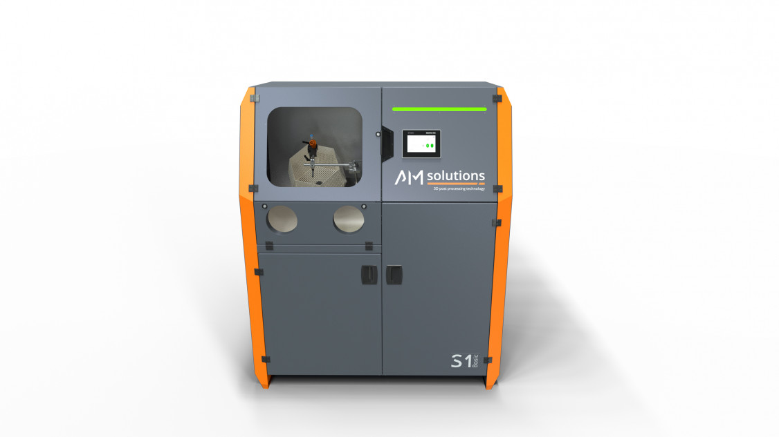 Die S1 Basic vereint Reinigung und Oberflächenbearbeitung in einem System und ermöglicht damit einen durchgängigen Prozess für die automatisierte Nachbearbeitung. - © Rösler Oberflächentechnik GmbH