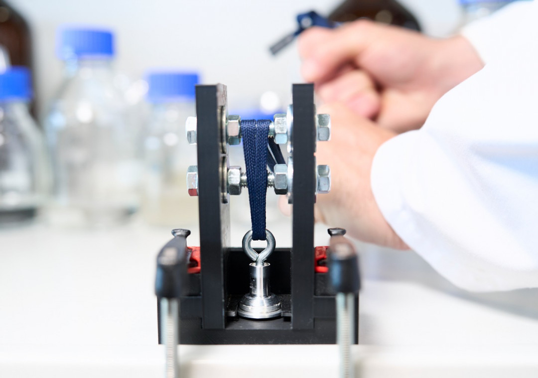 Am Demonstrator lässt sich die die Haftwirkung der Klebstoffkapseln direkt testen. - © Fraunhofer IAP / Romina Schönefeld