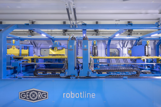 Schneid- und Stanzteil einer GEORG precisioncut TBA robotline. Im linken Teil werden die Bleche geschnitten, aus dem rechten vom Roboter entnommen. / © Heinrich GEORG Maschinenfabrik