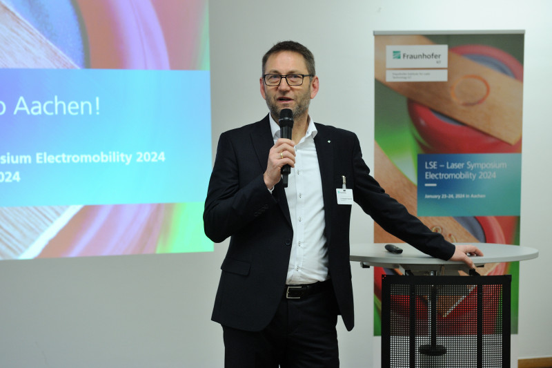 Dr. Alexander Olowinsky vom Fraunhofer ILT moderiert das inzwischen siebte Laser Symposium Electromobility. Im Mittelpunkt des LSE’26 stehen robuste Laserprozesse, messbare Qualität und schnelle Taktzeiten für die Batterie- und E-Mobilitätsfertigung. - © Fraunhofer ILT, Aachen