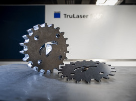 50 mm versus 4 mm: Der direkte Vergleich  macht die enorme Materialstärke deutlich.