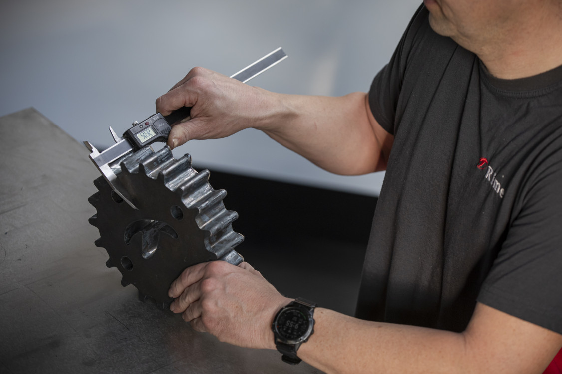 Kontrolle der Materialdicke: Das 50 mm starke Stahlblech wird nach dem Laserstrahlschneiden vermessen. - © Rime GmbH
