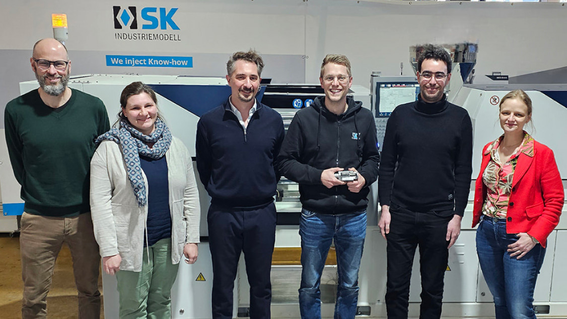 Kick-Off Treffen des Projektkonsortium bei der Firma SK Industriemodell (von links): Michael Dörsam (Geschäftsführer, Odenwälder Filtersysteme GmbH), Christina Hoffmann (Scientist Compoundieren und Extrudieren, SKZ), Tom Cvjetkovic (cvt engineering), Tobias Göbel (Scientist Compoundieren und Extrudieren, SKZ), Ali Chalgham (Project Manager, Ianus Simulation GmbH) und Lena Liebenstund (Leitung Qualitätsmanagement und Projektleitung, SK Industriemodell GmbH). - © SK Industriemodell GmbH