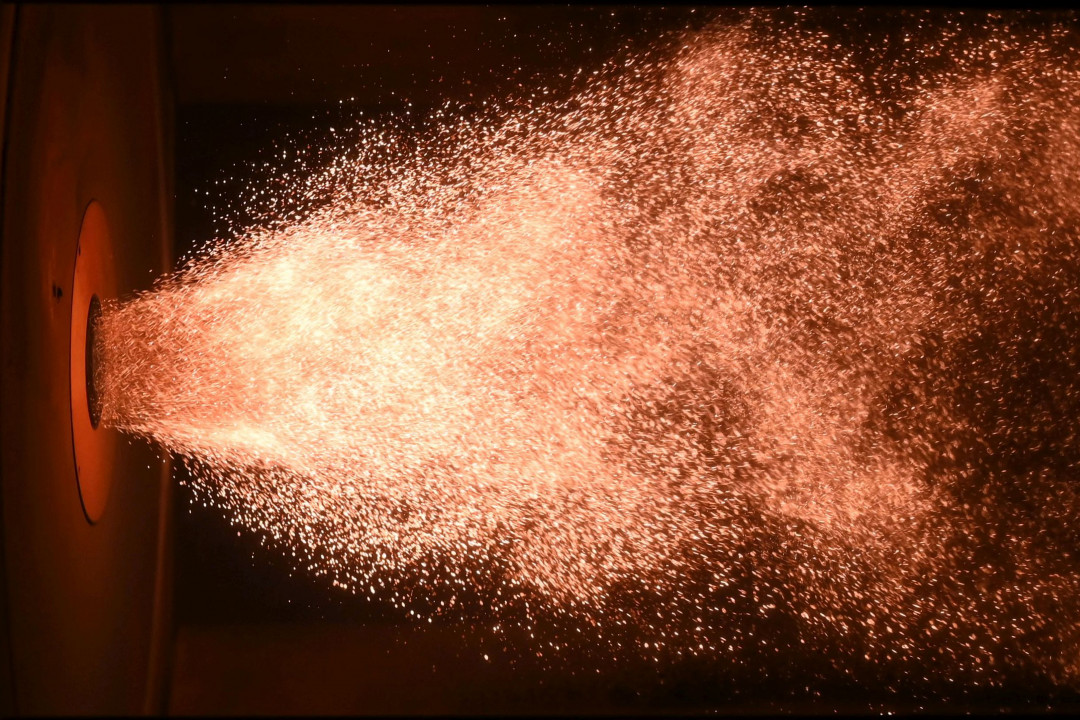Iron dust flame at laboratory scale (Image rotated 90 degrees for presentation purposes) - © Janik Hebel, TU Darmstadt